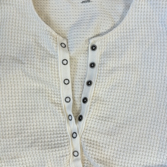 URBAN OUTFITTERS CREAM BUTTON UP CROPPED LONG SLEVE SHIRT SIZE XS/S - Picture 2 of 3